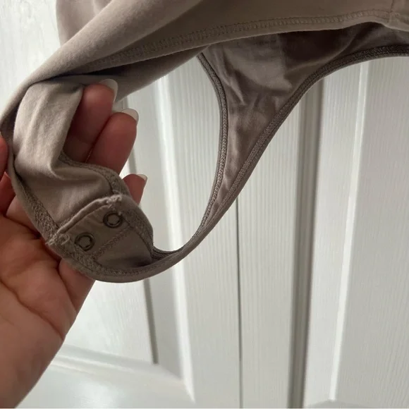 Abercrombie and Fitch Modal Tan Ruched Sleeveless Thong Bodysuit Women’s Small - Picture 5 of 5